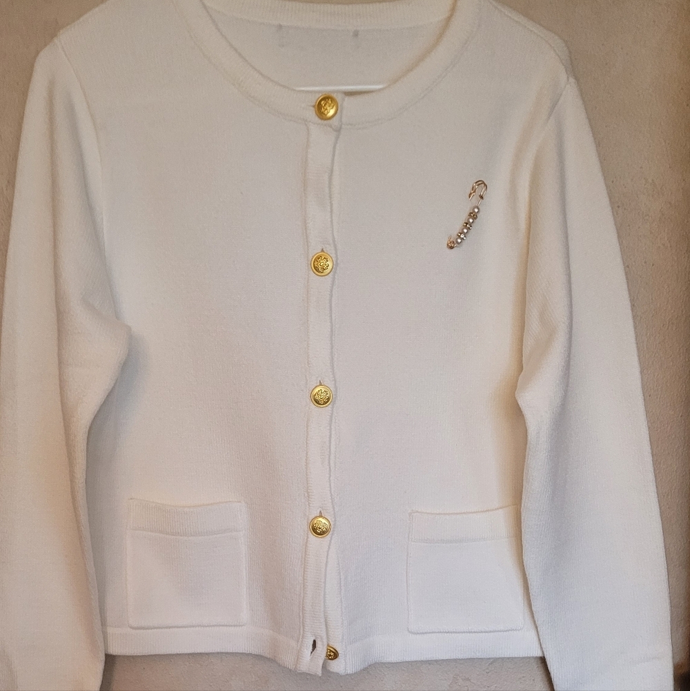 Elegant Cream Cardigan Small Very Soft  Never Worn Gold Buttons